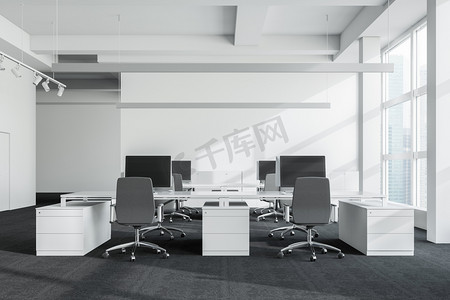 开放式办公室的内部, 有白色的墙壁, 铺有地毯的地板, 大窗户, 一排排白色的电脑桌子, 有灰色的椅子和原来的吊灯。3d 渲染