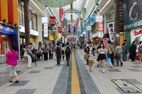 商业步行街摄影照片_人们在步行街在札幌