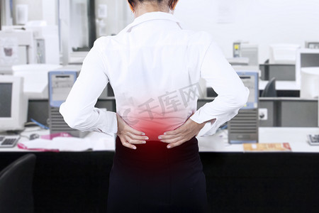 女商人在办公室有背痛特写
