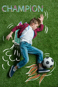 手绘足球摄影照片_戴在手上的男孩绘制喷气式飞行背包