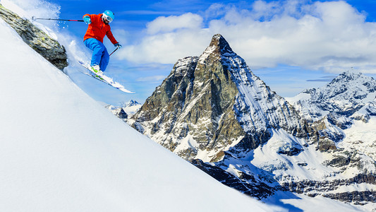 冰川背景摄影照片_在背景和马特宏峰滑雪的人