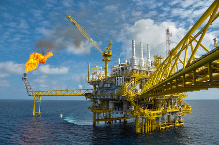 钻头摄影照片_海上石油平台和钻机施工平台