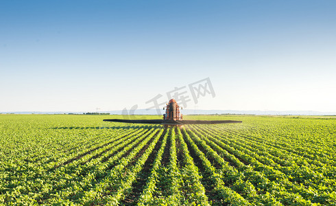 农村现场摄影照片_在农场作业的农机农业机械