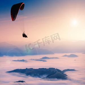飞山摄影照片_可以通过滑翔伞在早晨的天空