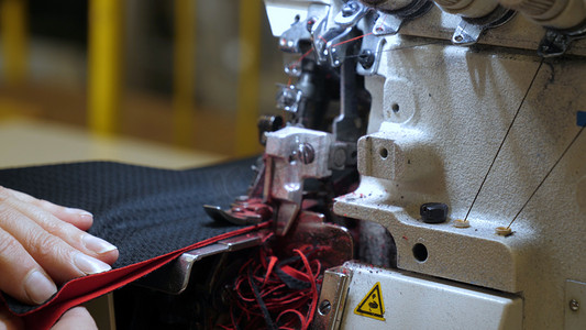 工业服装厂，一种特殊的激光切割织物切出某些纺织品件。概念： 激光机， 十字架， 在工厂工作， 自动切割.