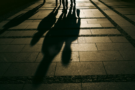 社会行动摄影照片_在城市的街道上行走的人的剪影