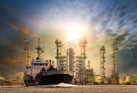 承运人摄影照片_气油，油轮船舶和石油炼油厂植物背景使用 f