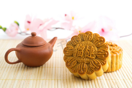 榴莲蛋糕摄影照片_传统月饼与茶壶