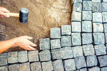 granit摄影照片_铺装铺装石料的产业工人,铺装石料,铺装石料