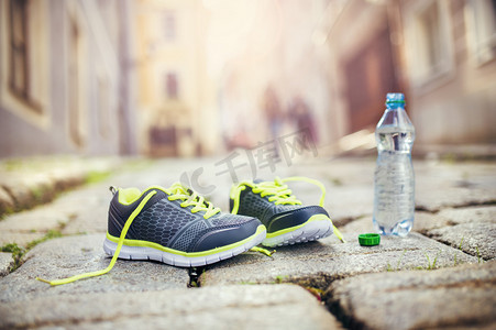 水瓜摄影照片_跑步鞋和瓶水