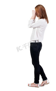 站立人物背面摄影照片_震惊的女人在裤子后面观.