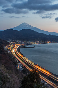 城市日本摄影照片_冬季用长时间曝光的东名高速公路在骏河湾，清水正孝镇，静冈县的富士山.