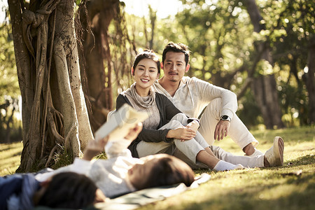 亚洲家庭与两个孩子在公园放松