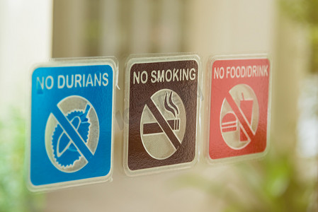 禁止气味食物摄影照片_禁食的标志。 没有榴莲食品和香烟.