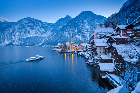 遇见仙境摄影照片_经典视图与船在冬天暮色里，萨尔茨，奥地利哈尔施塔特