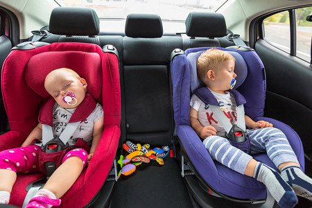 男孩女孩双胞胎在汽车安全座椅