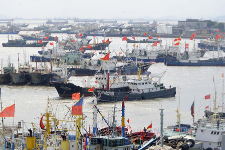 出发摄影照片_2017年9月17日，中国渔船从中国东部浙江省舟山市一个港口出发捕鱼