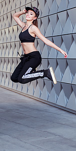 跳啊摄影照片_在空气中跳跃的女嘻哈舞