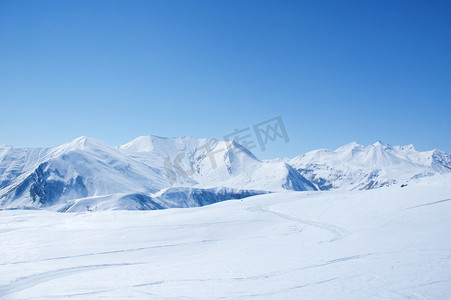 蓝色摄影照片_冬天山上上灿烂的一天
