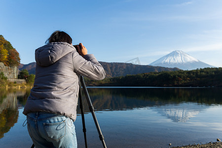 女人的富士山上的摄像头拍照