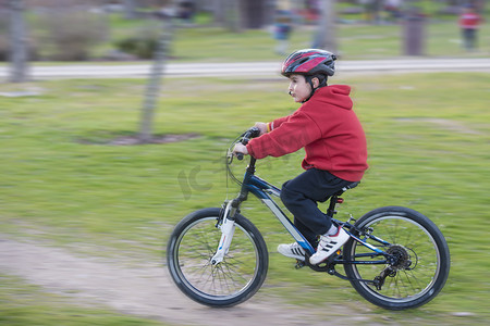 男孩骑摄影照片_孩子骑山地自行车