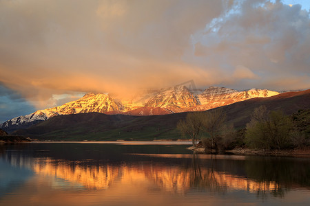 美丽的山湖, 乌萨。自然