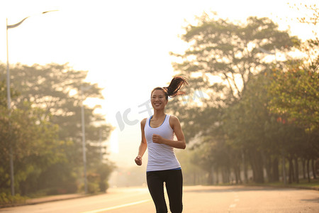 年轻的健身女跑步运动员室外跑步