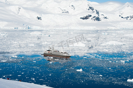冰山背景摄影照片_山与海的美丽全景图
