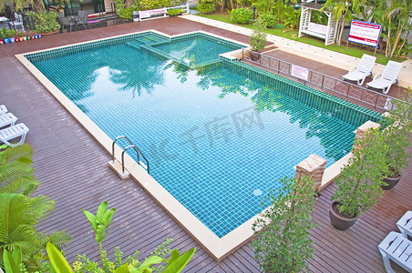 酒店游泳池摄影照片_游泳池和花园度假村