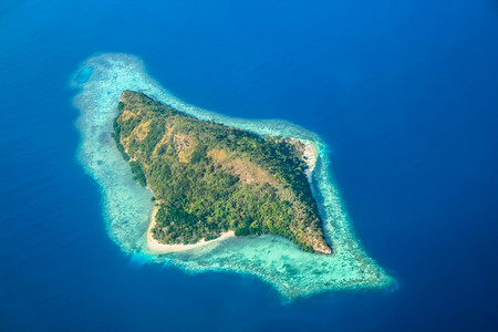 boty摄影照片_鸟瞰图的热带小岛.