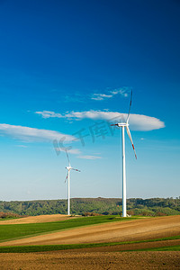 绿色的风车摄影照片_田里的风力涡轮机