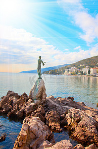 在克罗地亚奥帕蒂亚。雕塑的那个女人的海.