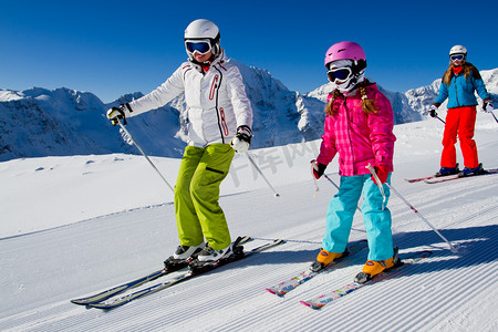 下坡路段摄影照片_滑雪课运动人像休闲娱乐
