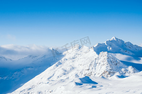滑雪冒险摄影照片_冬山