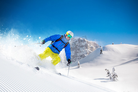 冬季服装摄影照片_滑雪者在高山上滑行
