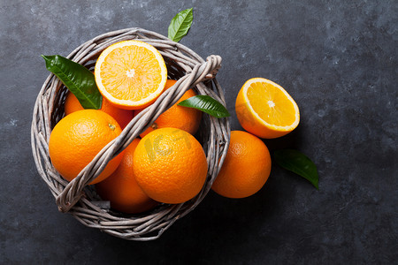 新鲜采摘成熟的橙子