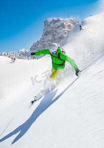 滑雪者在高山上滑行