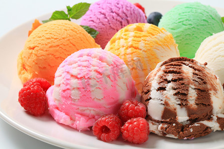 线条冰淇淋球摄影照片_什锦的冰淇淋