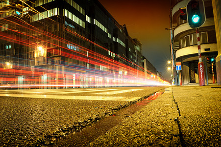 光径摄影照片_我市市区路与车光径在晚上