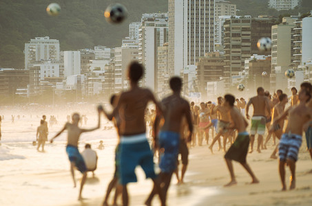 卡海滩摄影照片_年轻的卡里奥卡巴西人玩 Altinho 沙滩足球