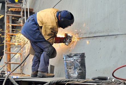 船体结构摄影照片_在一天时间在船厂工作的焊工