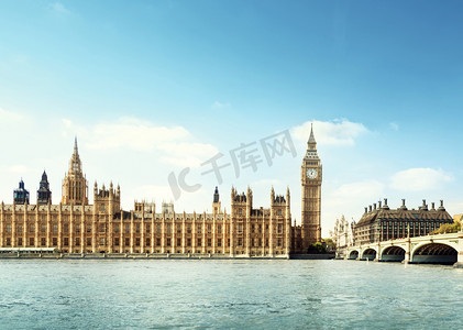 蓝色时代摄影照片_在阳光明媚的一天，伦敦的大本钟