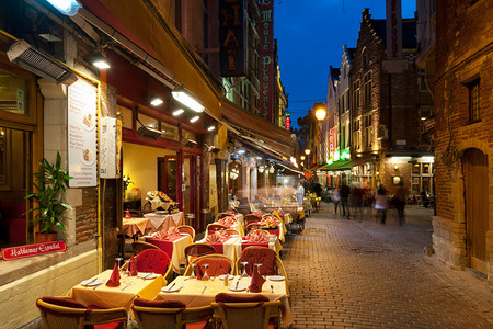 在布鲁塞尔的旧街道上的小咖啡馆
