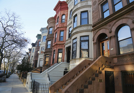 著名纽约城赤褐色砂石建筑在布鲁克林展望高地社区