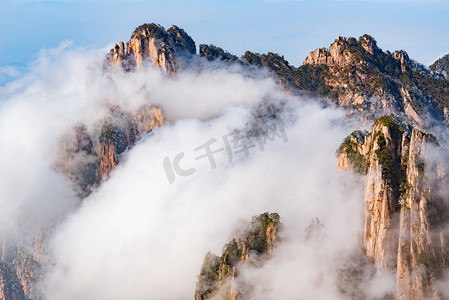 春天的人摄影照片_黄山国家公园山顶上方的云彩.