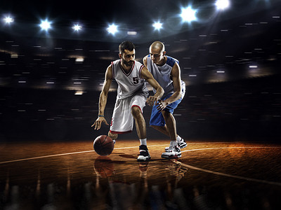 观看篮球比赛摄影照片_热血篮球健身房的篮球比赛运动员人物