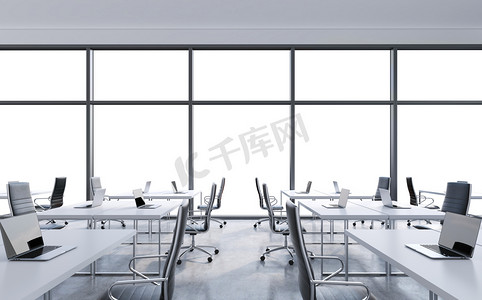 服务窗口摄影照片_在现代的全景办公，在 windows 副本空间的工作场所。开放的空间。白表和黑色皮椅。一种概念的金融咨询服务。3d 渲染.