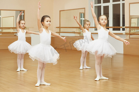 一群漂亮的小女孩在课堂上练习芭蕾