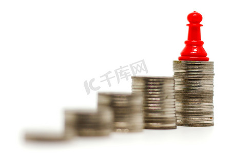 商务红色金融摄影照片_红色棋典当在硬币的顶部反对白色背景为投资成功、商业、财务和成长概念 