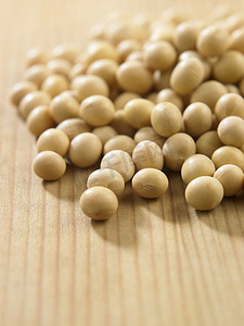 吃豆豆人摄影照片_在木桌上的大豆豆